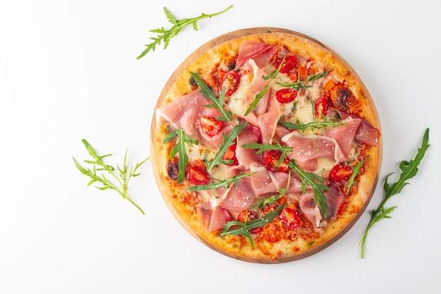 Pizza met prosciutto ham arugula tomaten pesto kaas en parmesan Italiaanse keuken