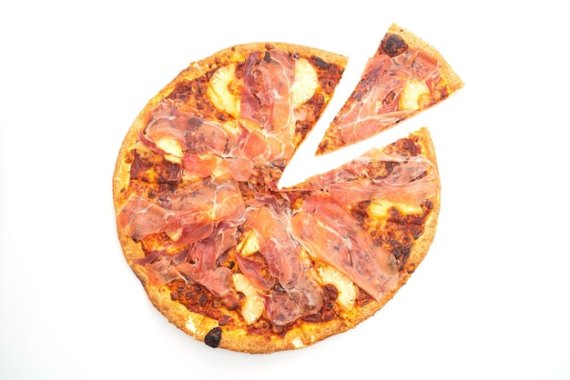 Pizza met prosciutto of parmaham pizza geïsoleerd op een witte achtergrond