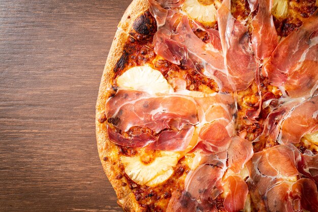 Pizza met prosciutto of parmaham pizza - Italiaans eten