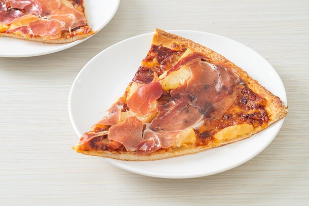 Pizza met prosciutto of parmaham pizza - Italiaans eten