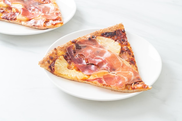 Pizza met prosciutto of parmaham pizza - Italiaans eten