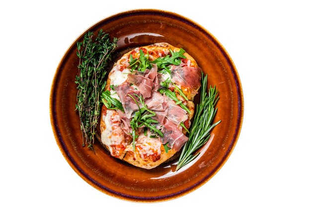 Pizza met prosciutto parmaham rucola salade en parmezaanse kaas in een rustiek bord geïsoleerd op een witte achtergrond