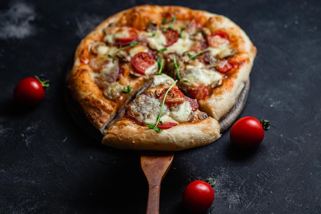 Pizza met salami en champignons op een donkere achtergrond