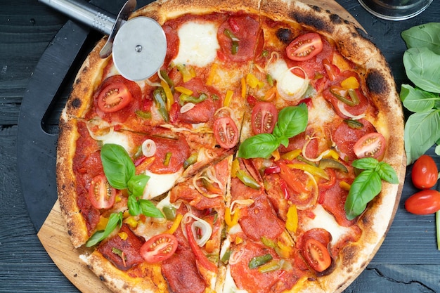 Pizza met salami en tomaten