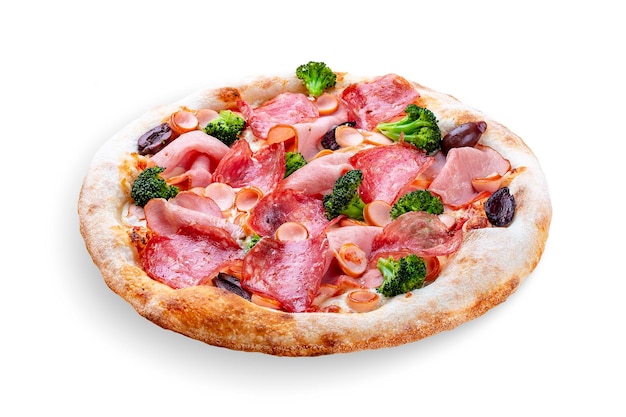 Pizza met salami ham wenen worstjes kalamata olijven broccoli pelati pesto Napolitaanse ronde pizza op witte achtergrond