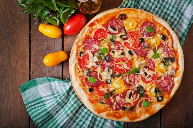 Pizza met salami, tomaat, kaas en olijven