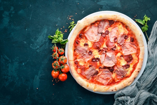 Pizza met spek en worstjes italiaans traditioneel gerecht op de oude achtergrond bovenaanzicht vrije ruimte voor uw tekst