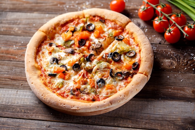 Pizza met tomaat-champignon en olijven