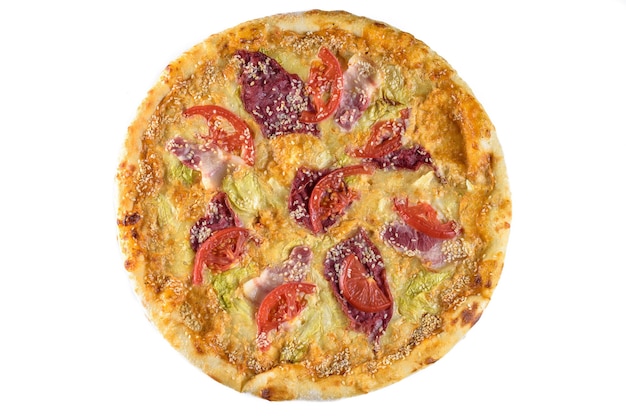 Pizza met tomaten, ham, kaas en sesam. isoleren