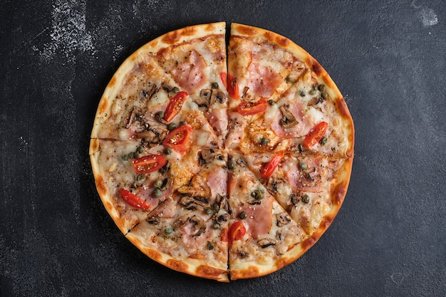 pizza met tomaten ham kappertjes champignons mozzarella kaas kruiden sesamzaad tomatensaus