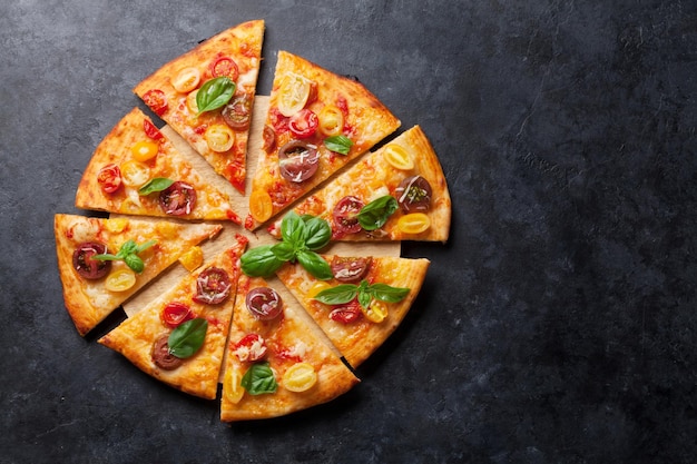 Pizza met tomaten mozzarella en basilicum
