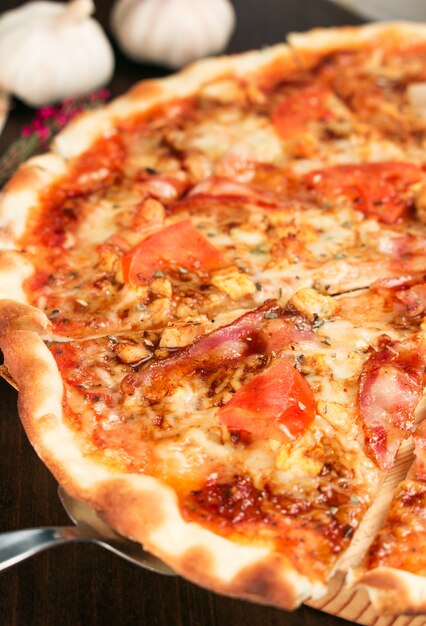 Pizza met tomaten, spek en kip