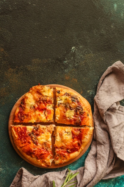 Pizza met tomatensaus en kaas