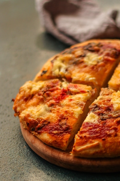 pizza met tomatensaus en kaas