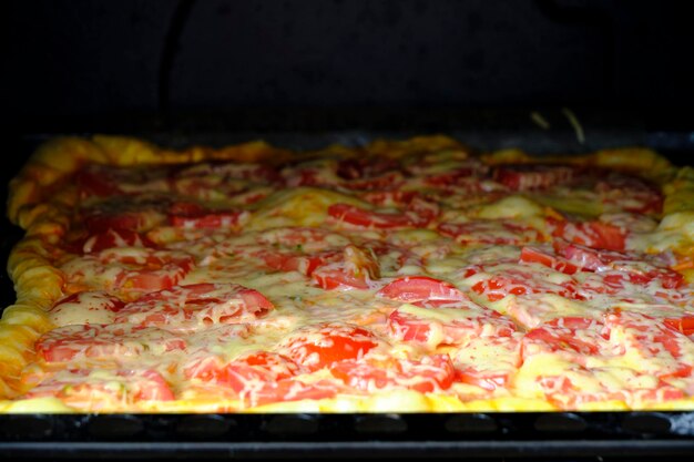 Pizza met tomatenworst en kaas