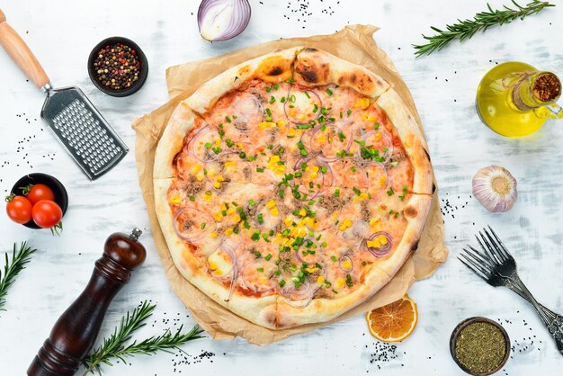 Pizza met tonijnmaïs en uien Bovenaanzicht vrije ruimte voor uw tekst