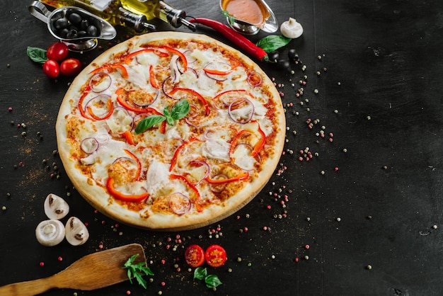 Pizza met ui en peper op zwarte achtergrond