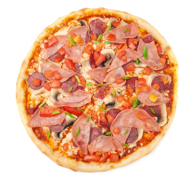 pizza met verse champignons spek gerookte kipfilet mozzarella kaas gesneden tomaat en groene uien een stuk is afgesneden van pizza witte achtergrond geïsoleerde close-up weergave van bovenaf