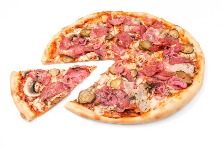 Pizza. Met verse champignons, spek, salami, ingelegde komkommers, rode ui en mozzarella kaas. Van pizza wordt een stuk afgesneden. Witte achtergrond. Geïsoleerd. Detailopname.
