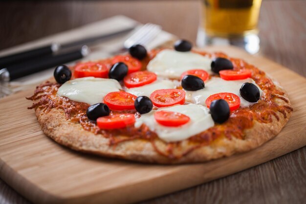 Pizza met Verse Kaas, Cherry Tomaten en Olijven en Bier