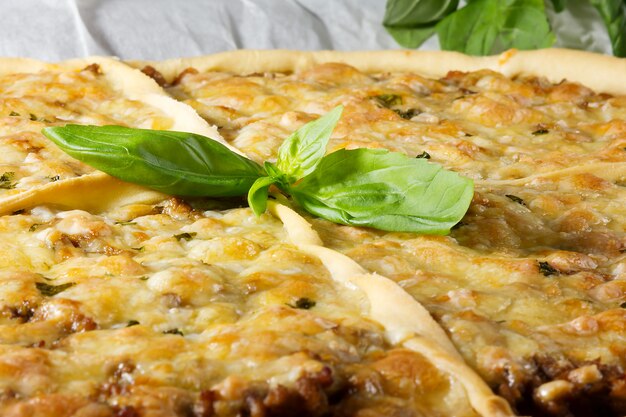 Pizza Met Vlees, Basilicum, Bolognesesaus