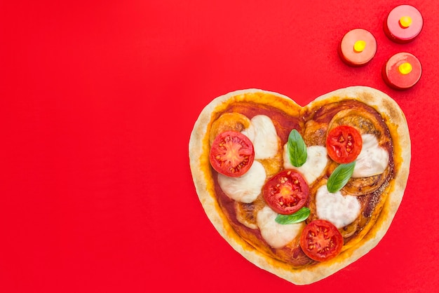 Pizza met vorm van hart voor valentijnskaart