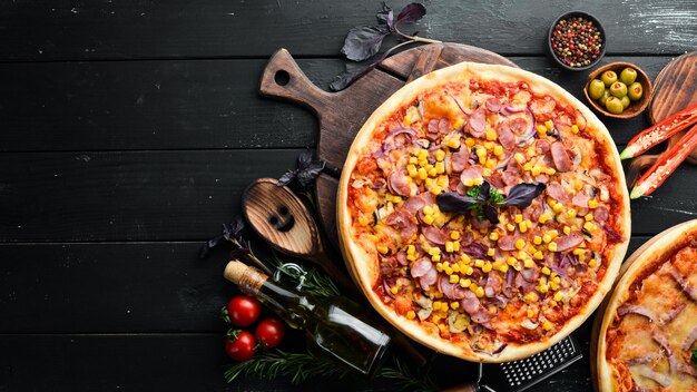 Pizza met worst en maïs. Bovenaanzicht. vrije ruimte voor uw tekst. Rustieke stijl.