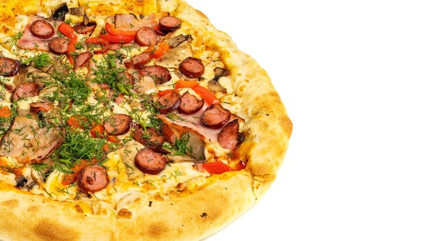 Pizza met worst vlees kaas basilicum en olijven geïsoleerd op een witte achtergrond