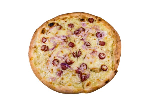 Pizza met worstjes, ham en Parmezaanse kaas geïsoleerd op een witte achtergrond