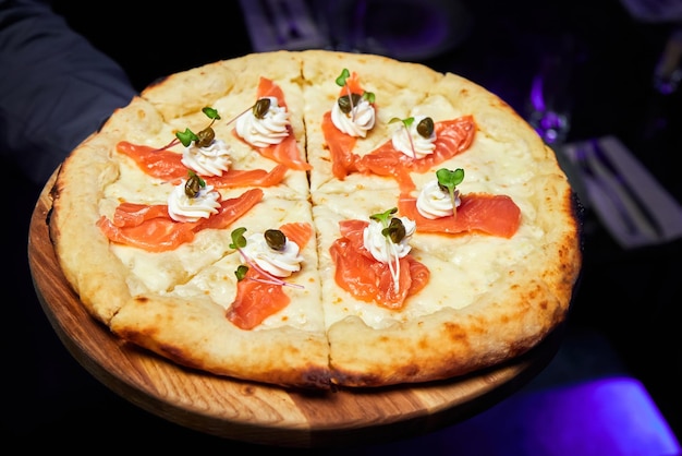 Pizza met zalm en roomkaas