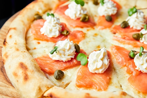 Pizza met zalm en roomkaas