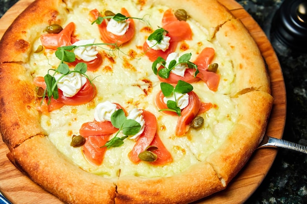 Pizza met zalm en roomkaas