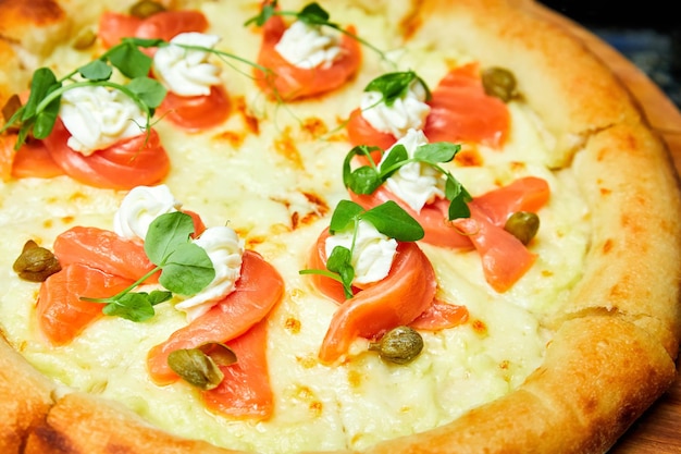 Pizza met zalm en roomkaas