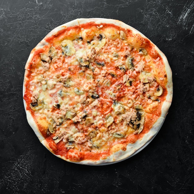 Pizza met zeevruchten, champignons en kaas Bovenaanzicht Gratis kopieerruimte