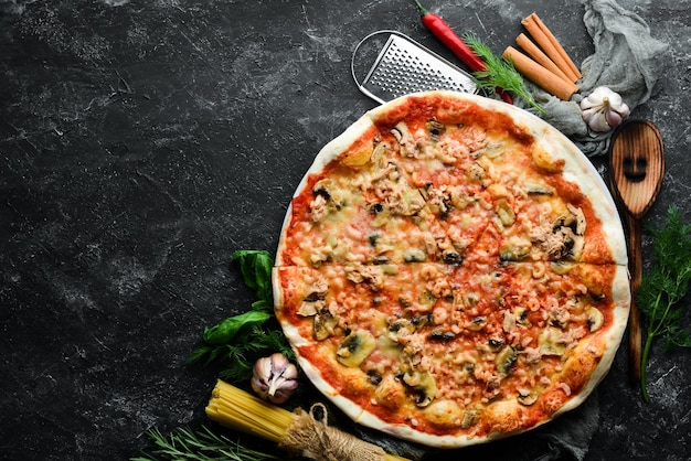 Pizza met zeevruchten, champignons en kaas Bovenaanzicht Gratis kopieerruimte