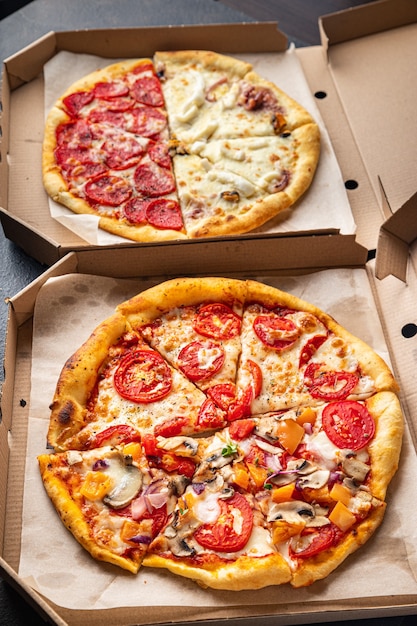 Pizza mix verschillende soorten pizza in doos vers fastfood klaar om maaltijd snack op tafel te eten