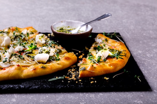 Pizza mozzarella champignons met een pesto saus