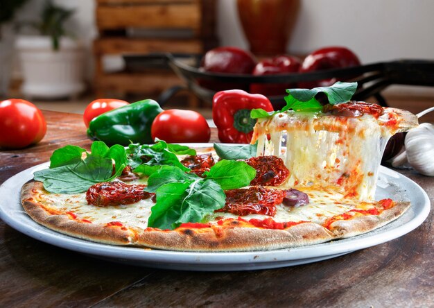 Pizza mozzarella met gedroogde tomaat