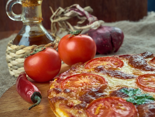 Pizza napoletana gemaakt met tomaten en mozzarellakaas