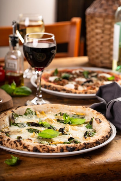 Pizza Napolitana of Napelstijl met kaas, paddenstoelen en basilicum