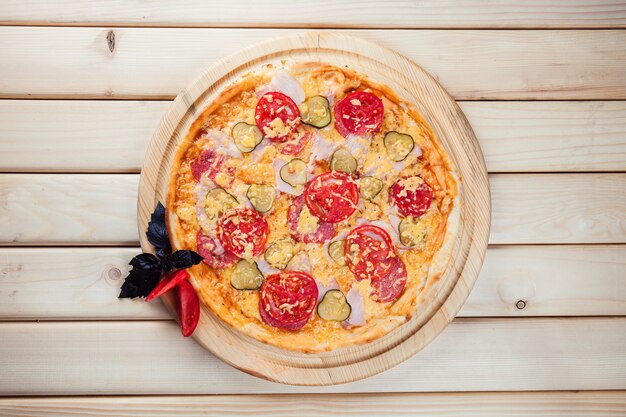 Pizza op de houten tafelblad bekijken