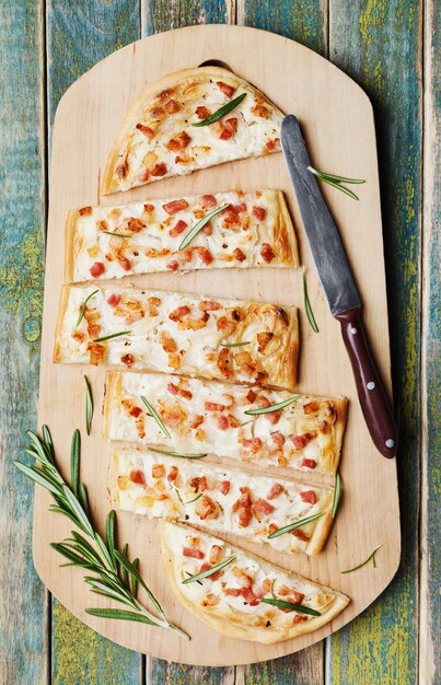 Pizza op een houten bord