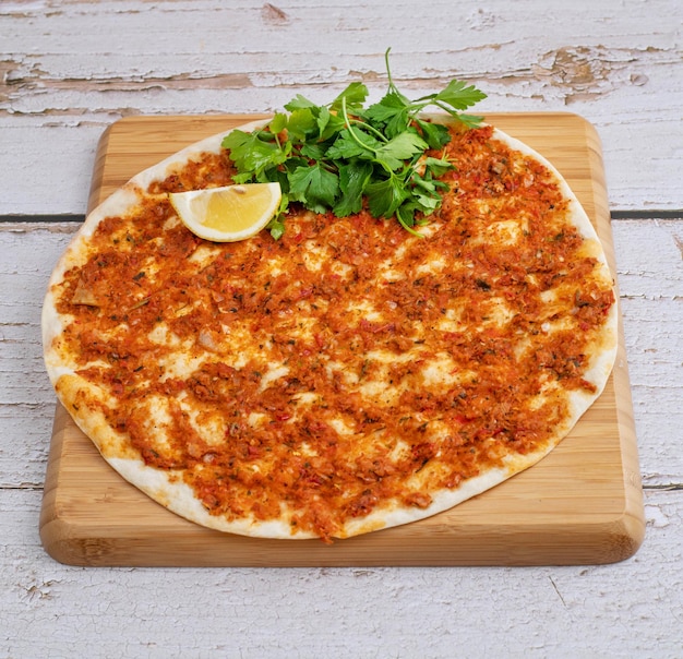 pizza op een houten bord