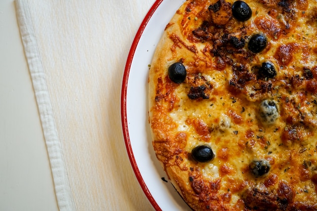 Pizza op een restaurant tafel