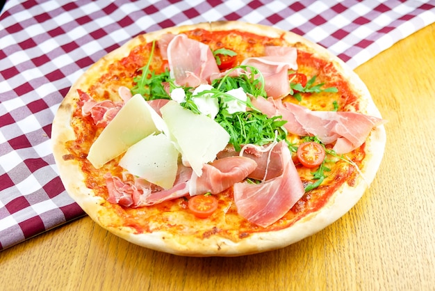 Pizza op een restaurant tafel