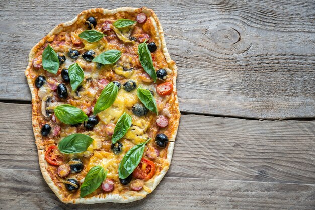 Foto pizza op het houten bord