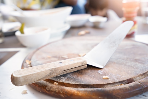 Pizza op houten plaat op tafel