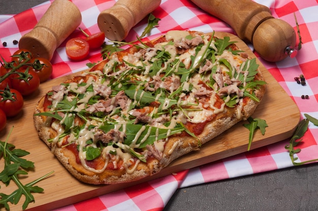 Pizza op Romeins deeg met tonijnrucola en saus