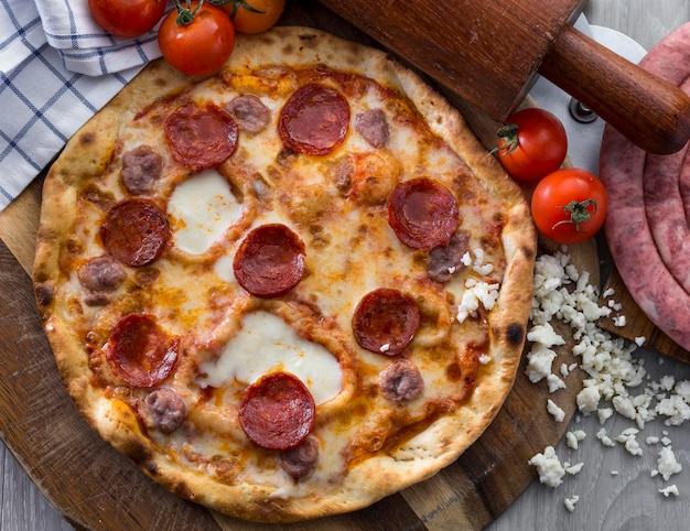 Photo pizza pepperoni and cheese