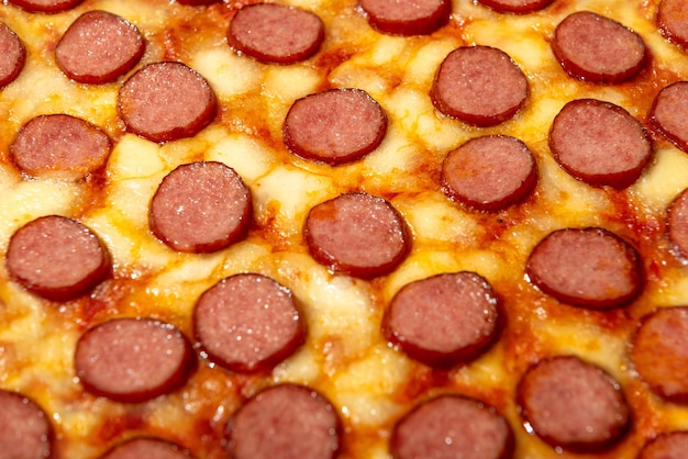 Pizza pepperoni close-up volledige achtergrond